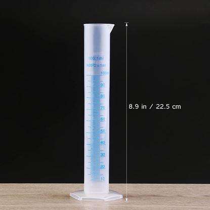 Bild von Messzylinder 100 ml graduiert mit Ausguss, bestehend aus transparentem Kunststoff
